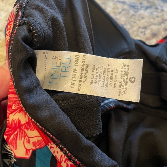 Time & Tru One Piece Swimsuit Floral Pattern Padded Bra Adj Straps Size 1X - Picture 6 of 6